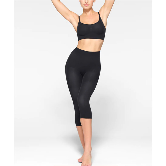 #19 Everyday Sculpt Mid Waist Capri - Picture 1 of 6